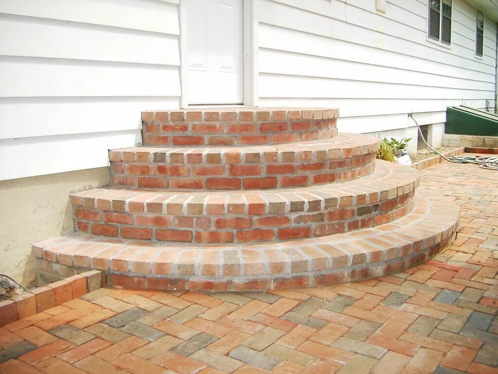 Крыльцо из кирпича фото Half-round steps Brick steps, Patio steps, Front porch steps