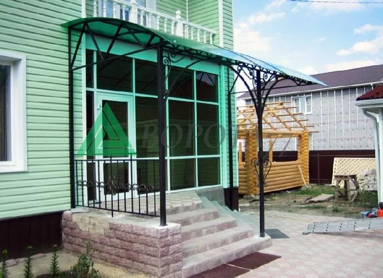 Крыльцо из поликарбоната в частном доме фото Длинный навес над крыльцом из поликарбоната - купить по цене 42350 в Москве