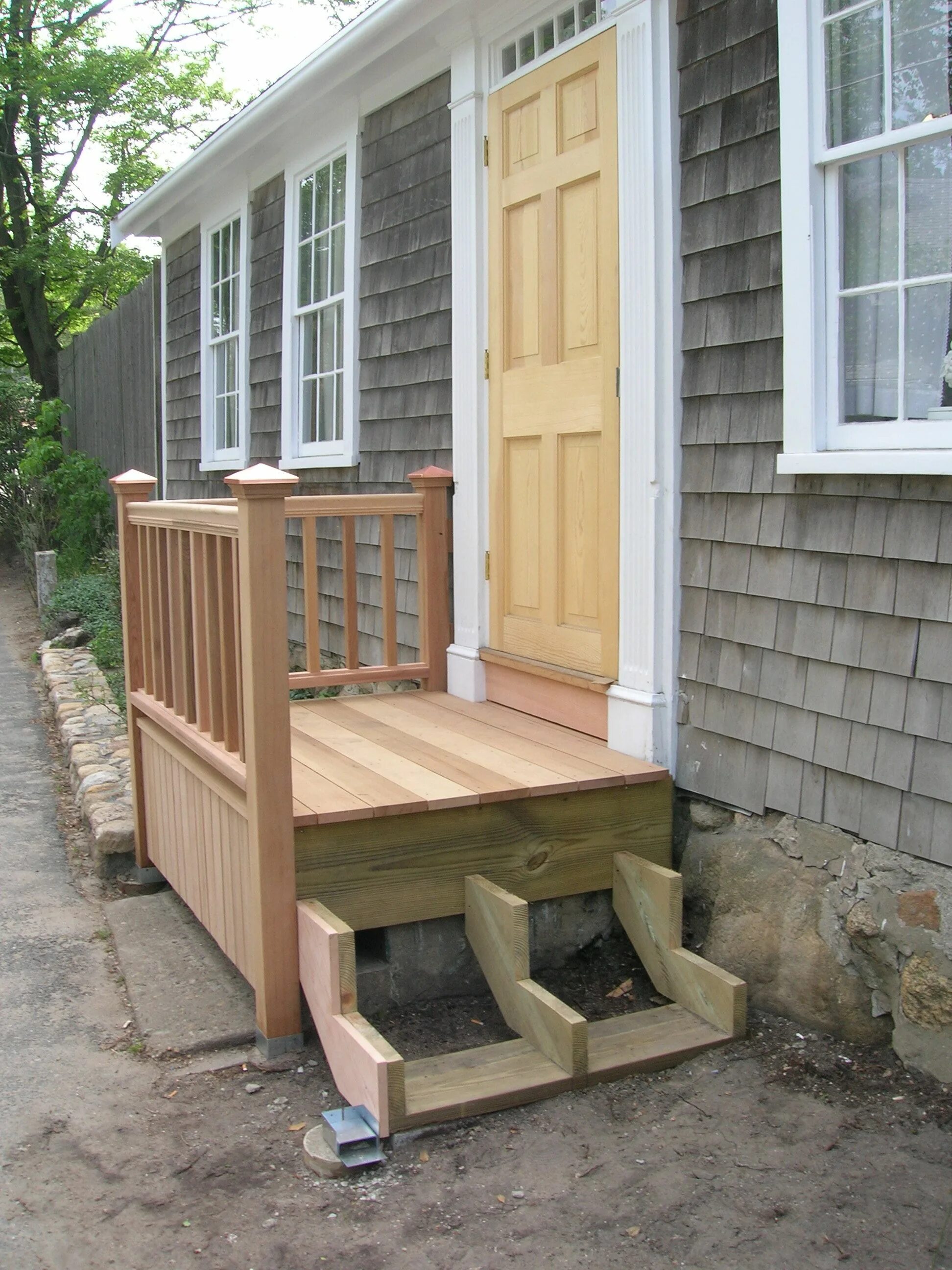 Крыльцо к дачному домику фото Building the new front steps Porch design, Porch steps, Front porch steps