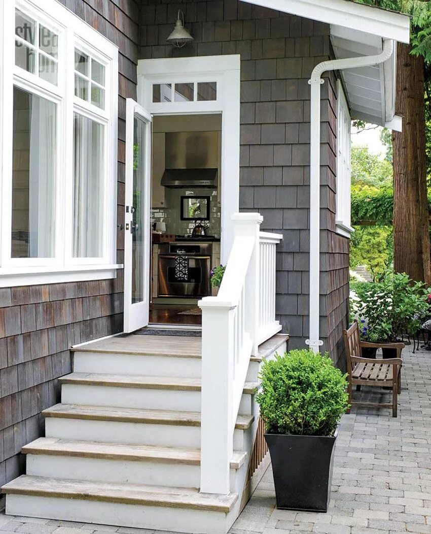 Крыльцо в частном доме дизайн фото Home in Delta HomeDSGN House exterior, Craftsman style homes, House paint exteri