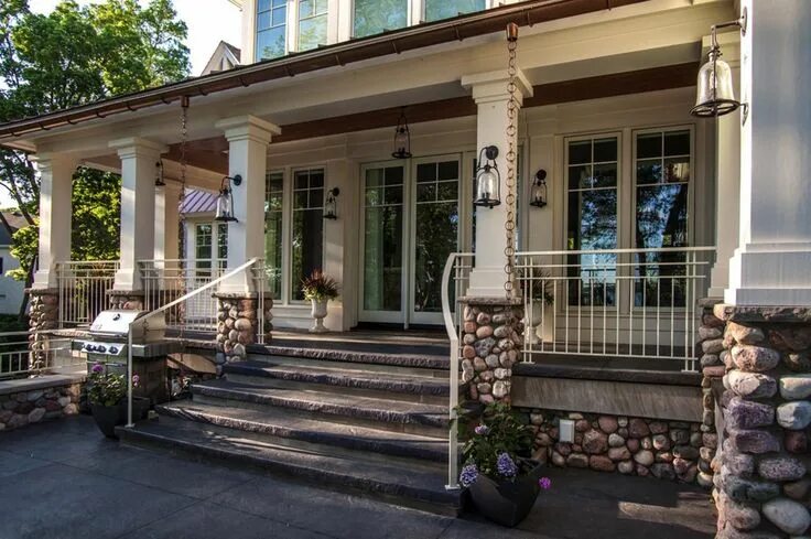 Крыльцо здания фото Tour a farmhouse lakeside retreat nestled on the shores of Lake Superior Colonia
