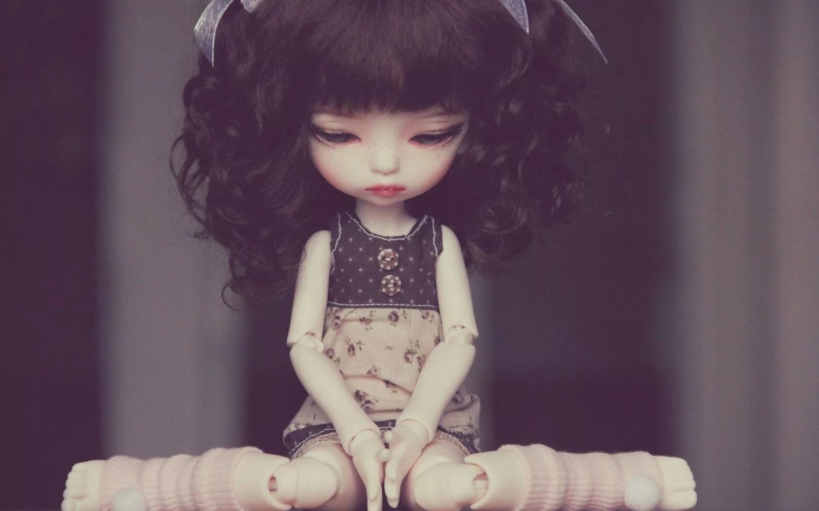 Кукла на столе фото Pin on Dolls
