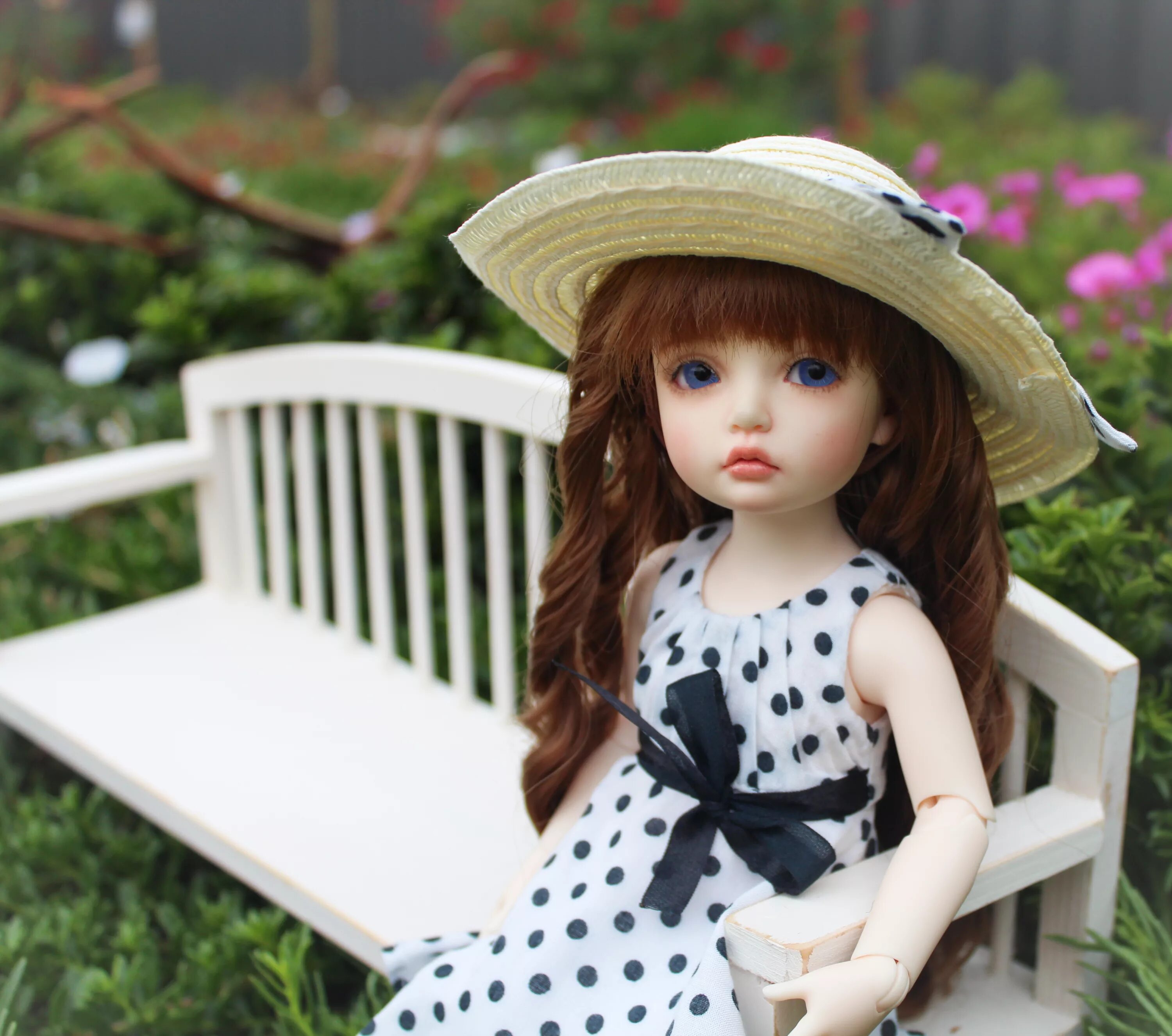 Куклы фото бесплатно Обои для рабочего стола Шатенка Кукла BJD doll Шляпа Сидит 3908x3456