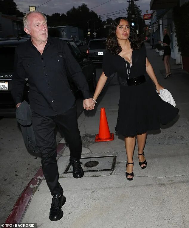 Куклы мужа сальмы хайек фото Salma Hayek heads out for dinner with her lookalike daughter Valentina in Santa 