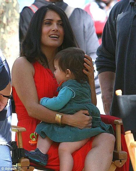 Куклы мужа сальмы хайек фото Salma Hayek nearly bursts out of her hard-working dress... for the second time i