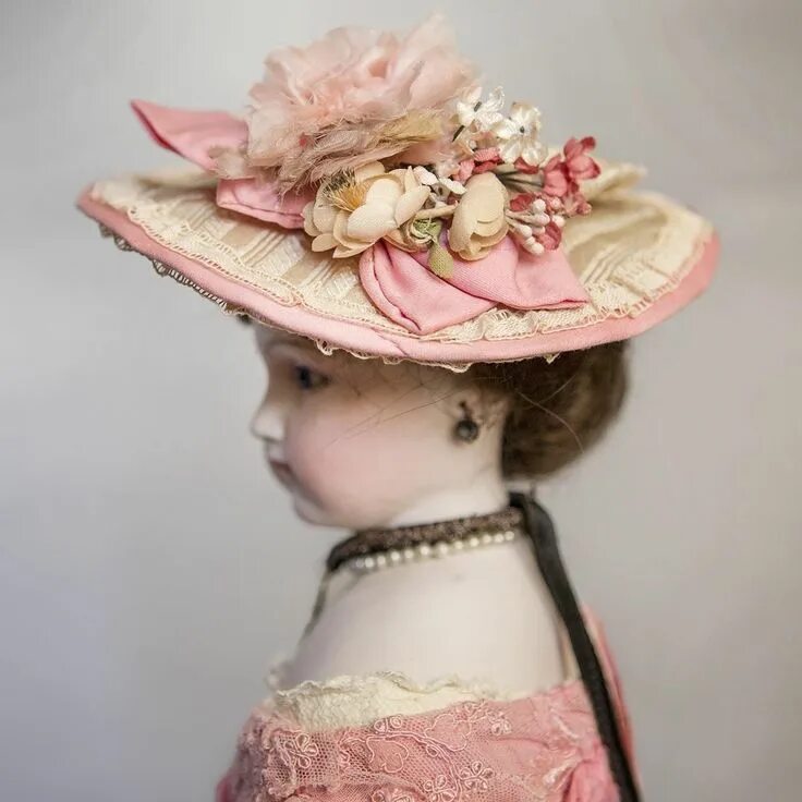 Куклы в черных шляпках фото Absolutely Gorgeous Doll Hat from abigailsattic on Ruby Lane #dollhats Absolutel