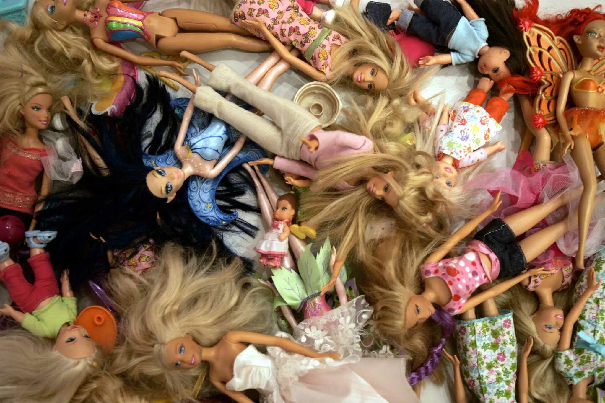 Куклы видео фото Barbie fights Monster High to keep crown