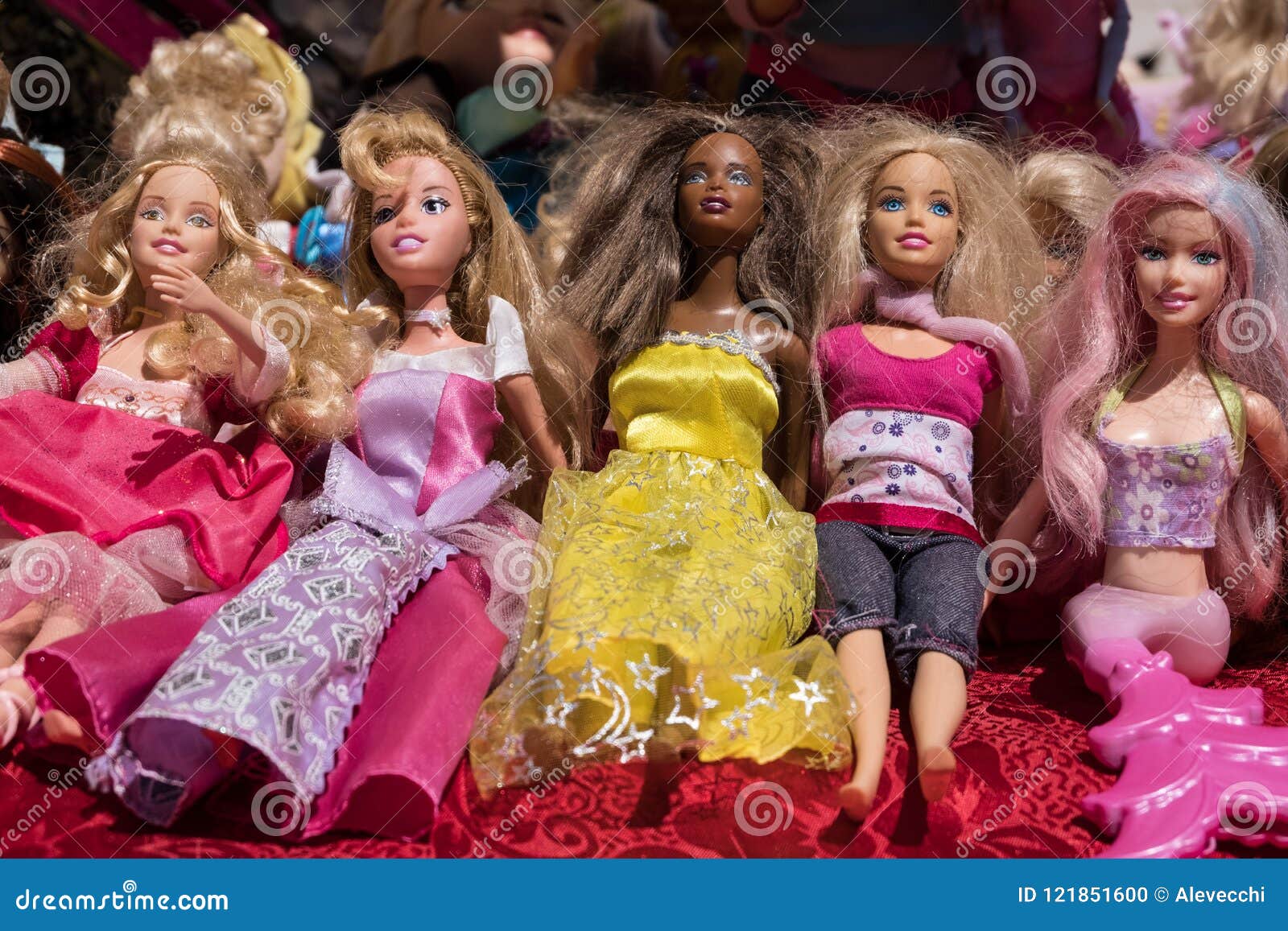 Куклы видео фото Многонациональные куклы игрушки Barbie Редакционное Изображение - изображение на