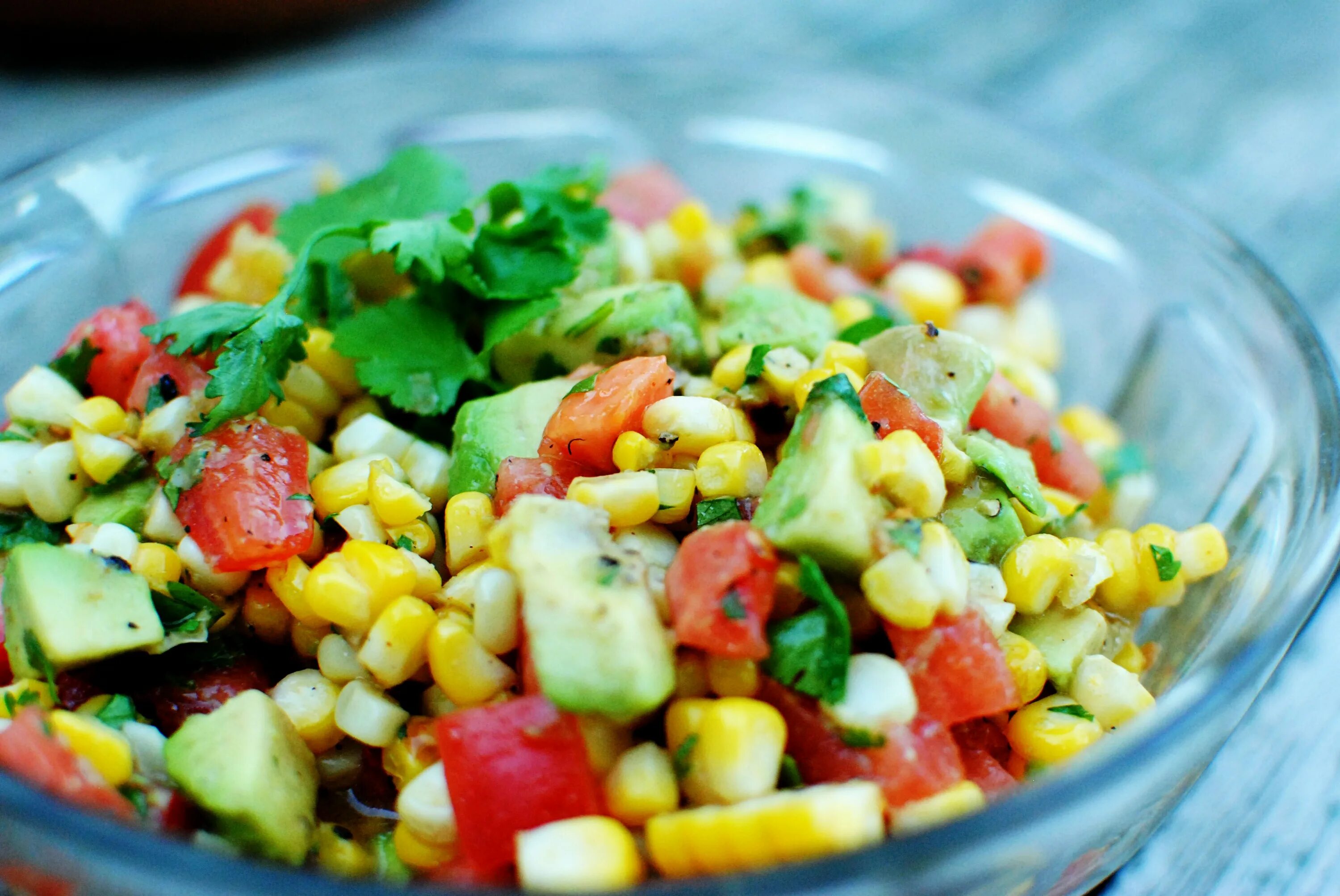 Кукуруза салаты рецепты с фото простые Grilled Corn and Avocado Salad with Honey Lime Dressing Corn avocado salad, Corn