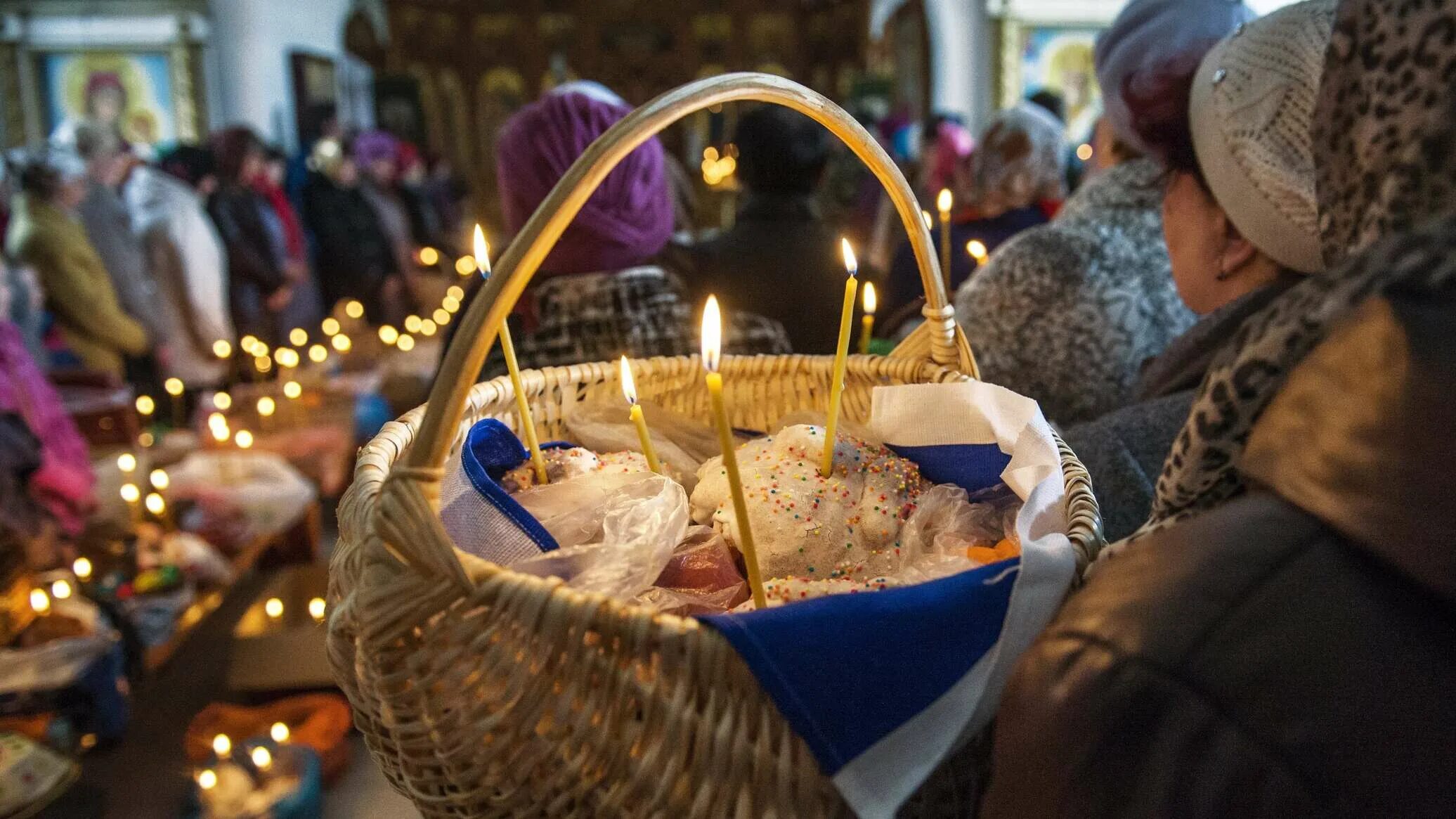 Кулич в церкви фото Не святите колбасу: что и почему нельзя нести в храм на Пасху - РИА Новости Крым
