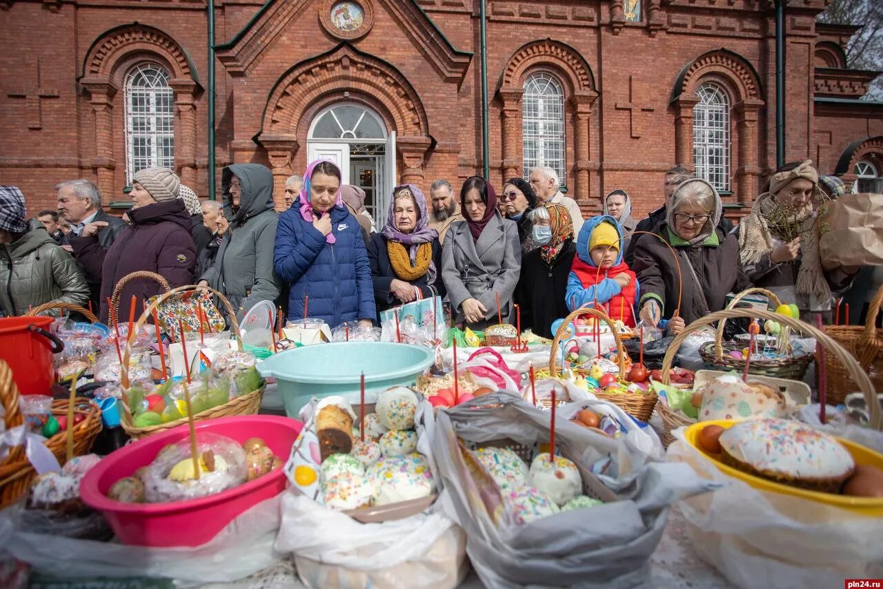 Кулич в церкви фото Освящение куличей и яиц проводят в храме Александра Невского в Пскове. ФОТО : Пс