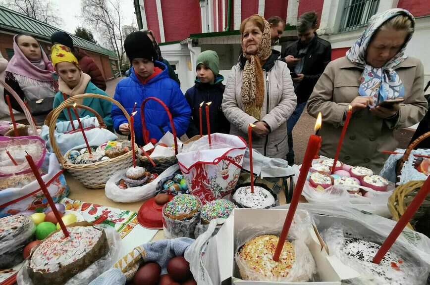 Кулич в церкви фото Как правильно освятить куличи перед Пасхой - Парламентская газета