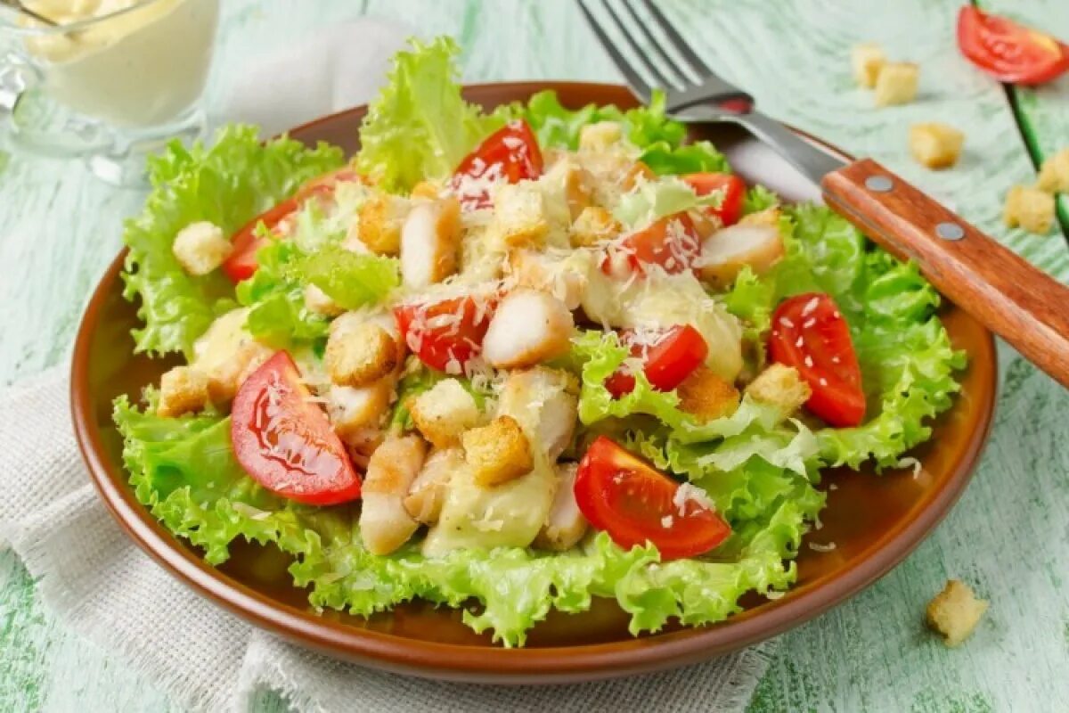 Кулинария рецепты фото блюд Салат "Цезарь" с курицей и не только: 8 классических рецептов