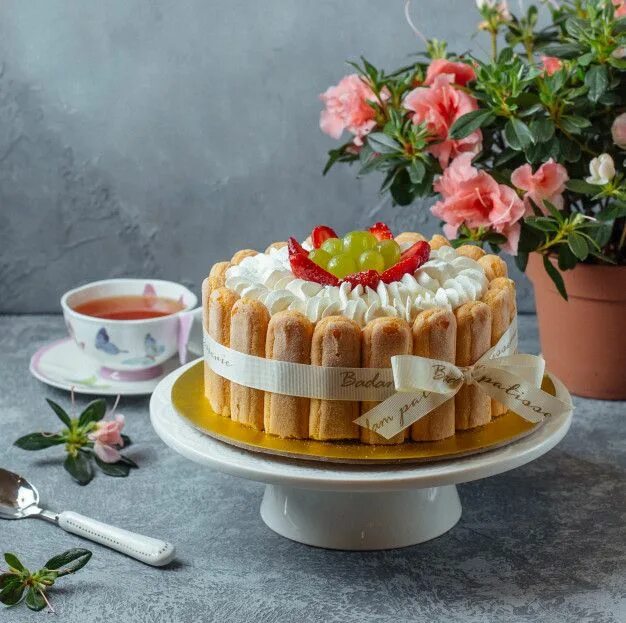 Кулинарные приемы оформления тортов Lade Tiramisukuchen Mit Damenfingerplätzchen Und -beeren Mit Einer Tasse Tee Und