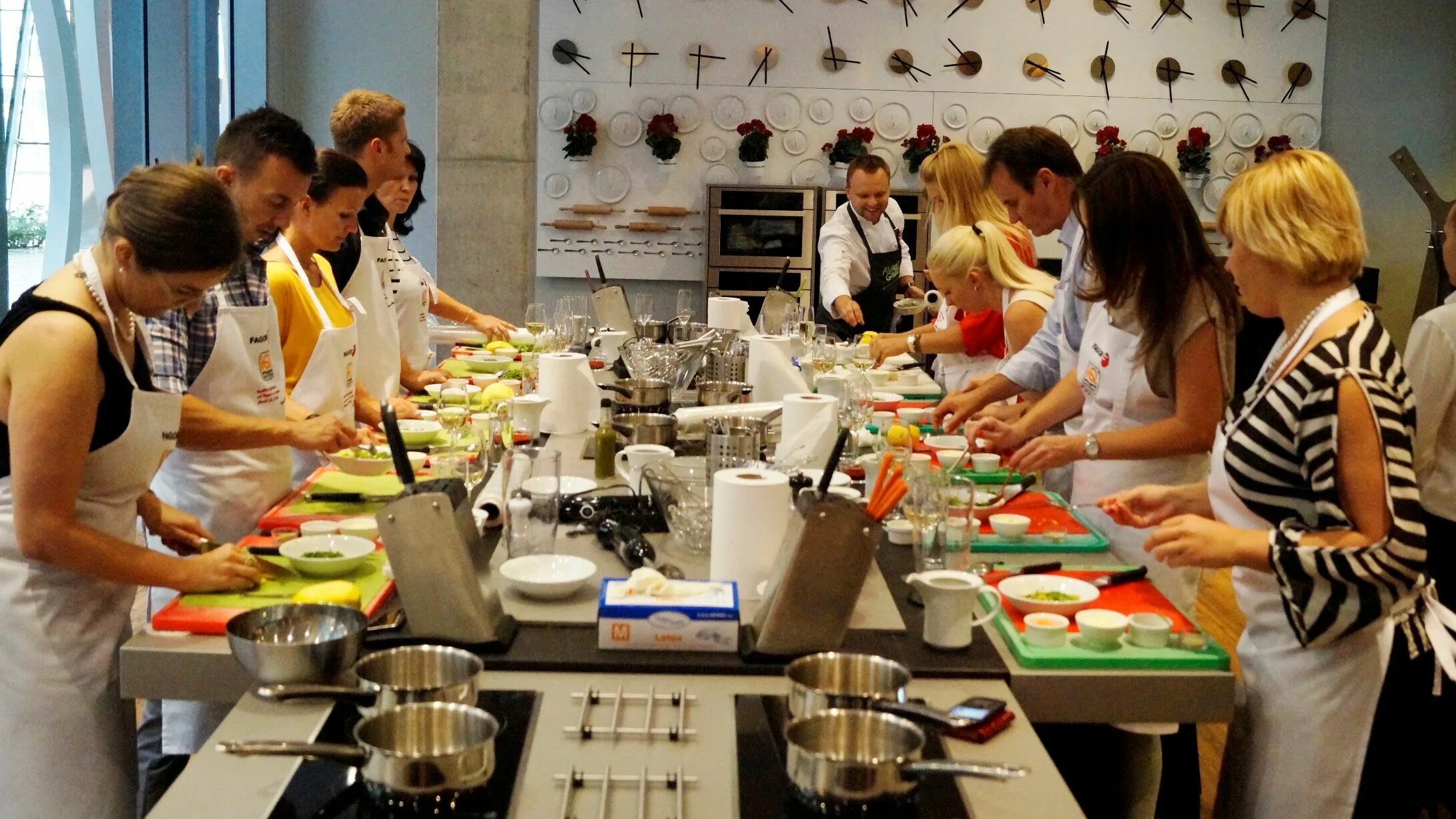 Кулинарный класс фото Four Last Minute Gifts for the Foodie Fanatic Cooking courses, Cooking classes d