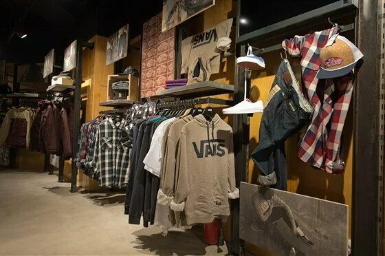 Культура уличной одежды московская ул 3 фото Больше не работает: Vans, спортивная одежда и обувь, Москва, Манежная площадь, 1