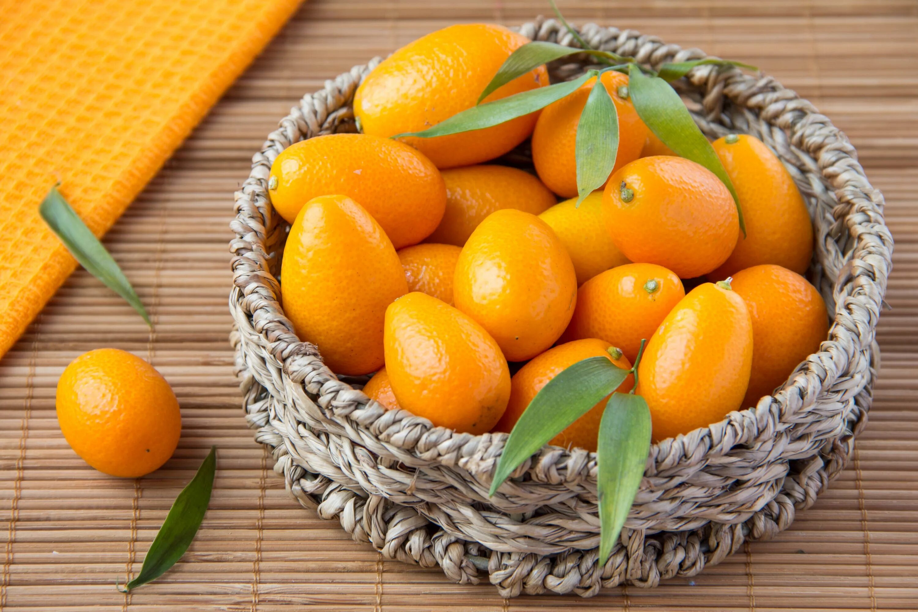 Кумкват фото фрукта 7 Curious Kumquat Benefits + Nutrition & How To Eat It - SelfHacked