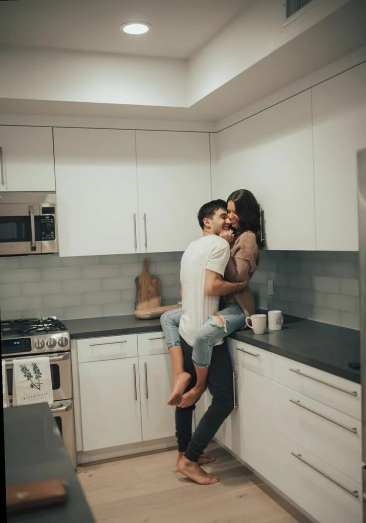 Куни на кухонном столе фото Pin by Halle Leonard on All You Need Is Love Gabriel conte, Couple goals relatio