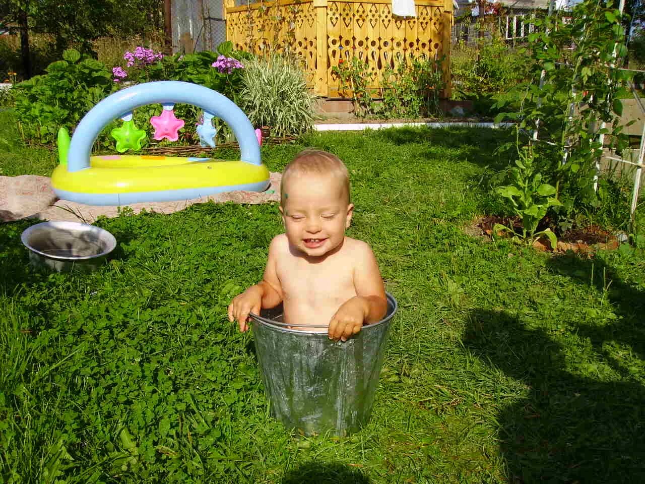 Купаемся на даче фото А в ведре купаться прикольнее. На даче. Фотоальбом участника svetiK