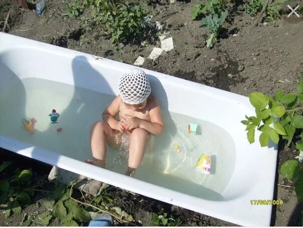 Купаемся на даче фото Картинки КУПАЕМСЯ В ВАННОЙ БЕЗ