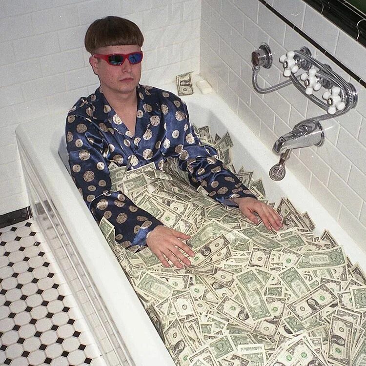 Купается в деньгах фото Oliver Tree money bath "So this is what selling out feels like..." Oliver, Retro