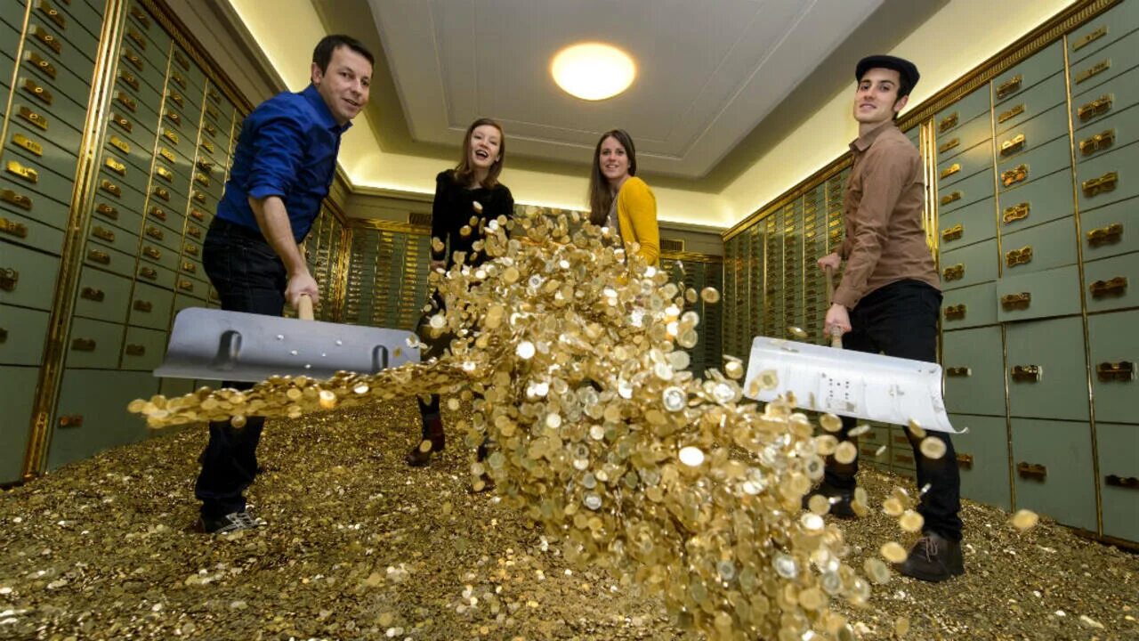 Купается в деньгах фото Make it rain: Swiss to vote on guaranteed income for all