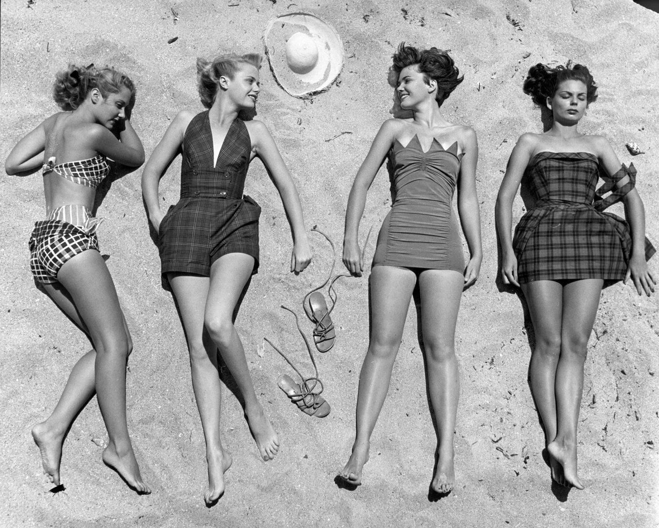 Купальник 50 годов фото Ring In Memorial Day With These 1950s Beach Fashions Vintage fashion photography
