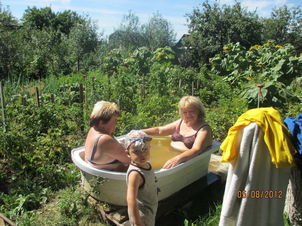 Купание на даче фото Жара!
