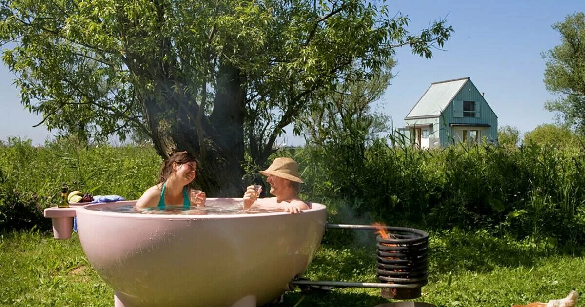 Купание на даче фото Почему в Финляндии ванны ставят не в ванных комнатах, а на пастбищах
