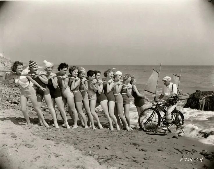 Купание ретро фото Bathing Beauty's pulling W.C. fFelds from the Ocean in Los Angeles california c 