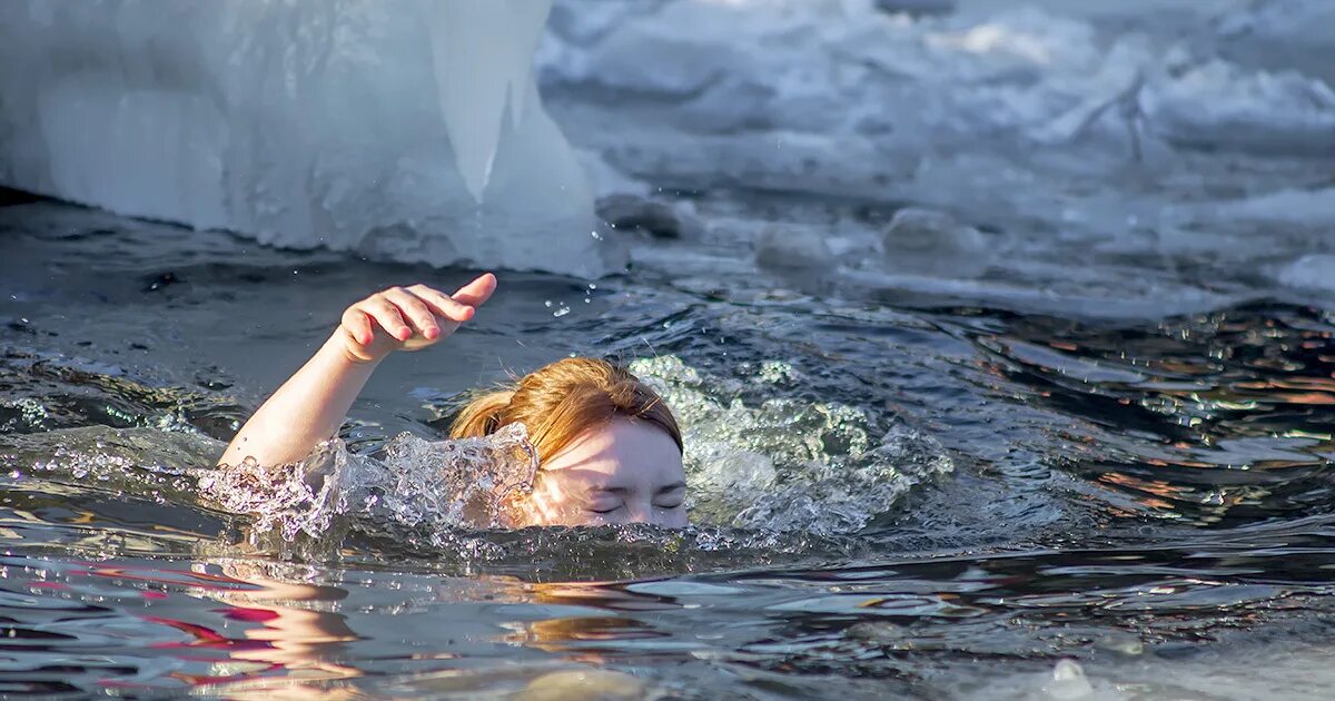 Купание в воде фото Девушка нырнула в ледяную воду во время свидания - СМИ2
