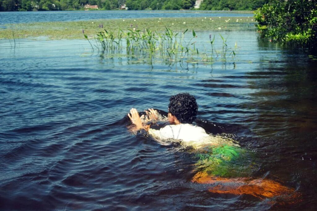 Купание в воде фото Что делать, если запутался в водорослях - Приволжская правда