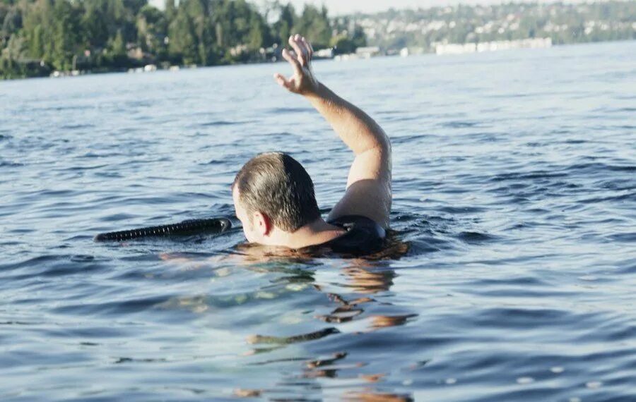 Купание в воде фото Спасатели вытащили из воды пьяного новосибирца, намеревавшегося переплыть Обь НД