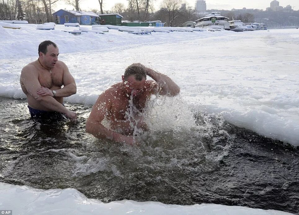 Купания зимой фото Big freeze in Europe shows no signs of letting up as Venice's famous waterways i