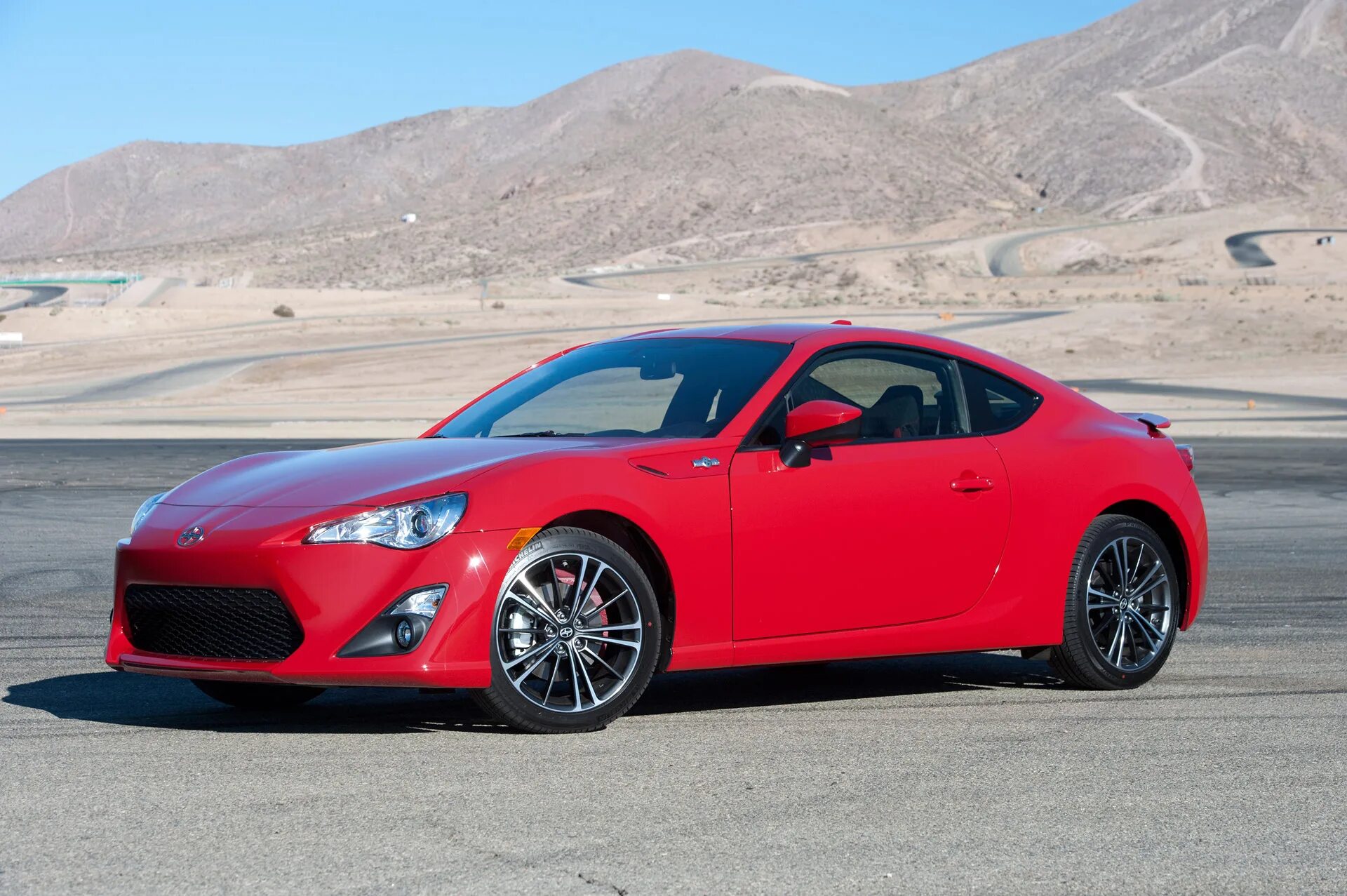 Купе машина фото 2017 Subaru BRZ vs. 2017 Toyota 86: Compare Cars
