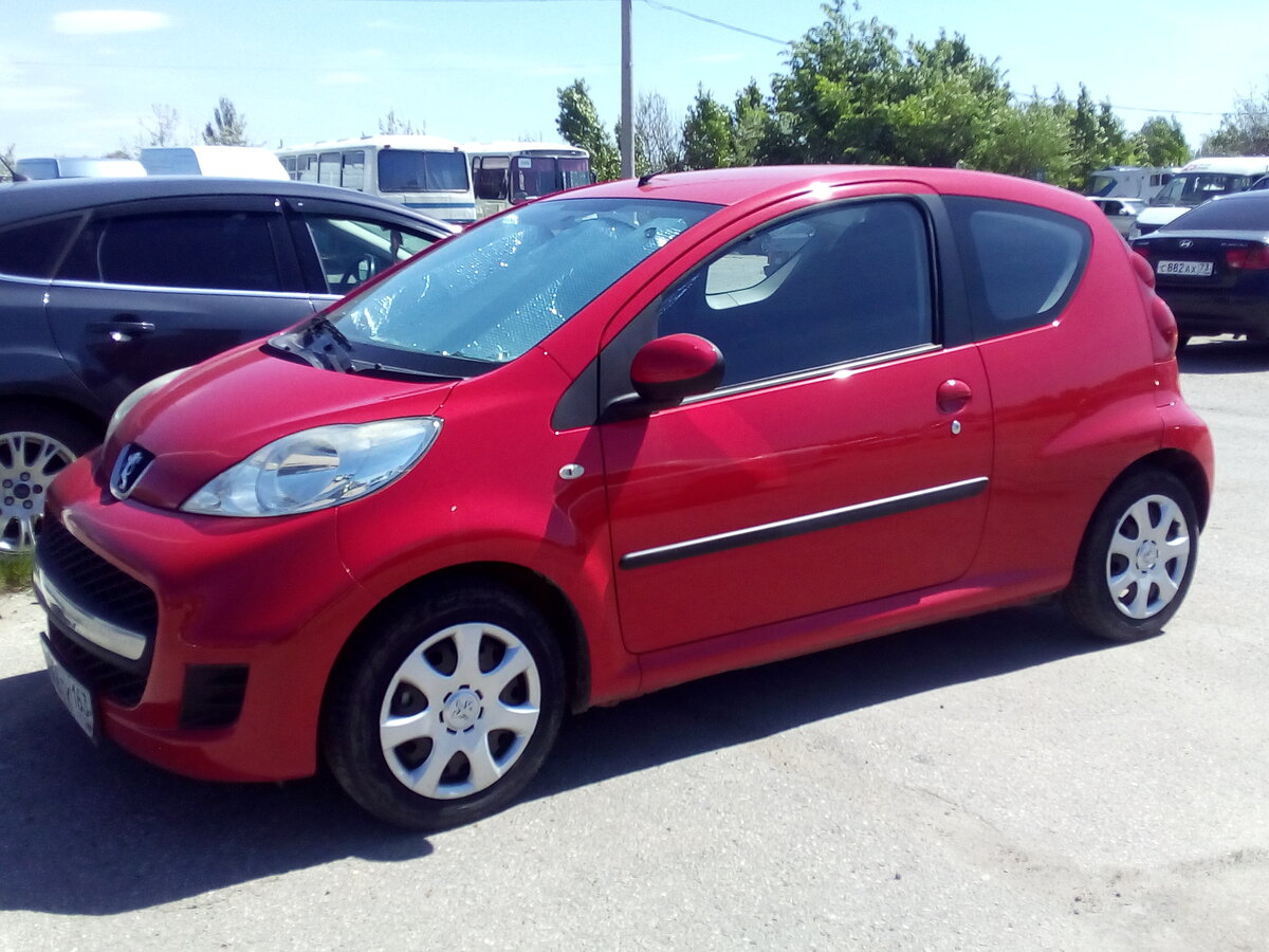 Купить автомобиль б цена и фото Купить б/у Peugeot 107 I 1.0 AMT (68 л.с.) бензин робот в Ульяновске: красный Пе