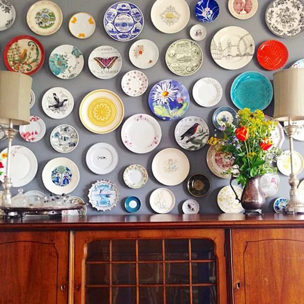 Купить декор тарелки городов россии на стену Hang vintage decorative plates (or design your own) on a bare wall. Plates on wa