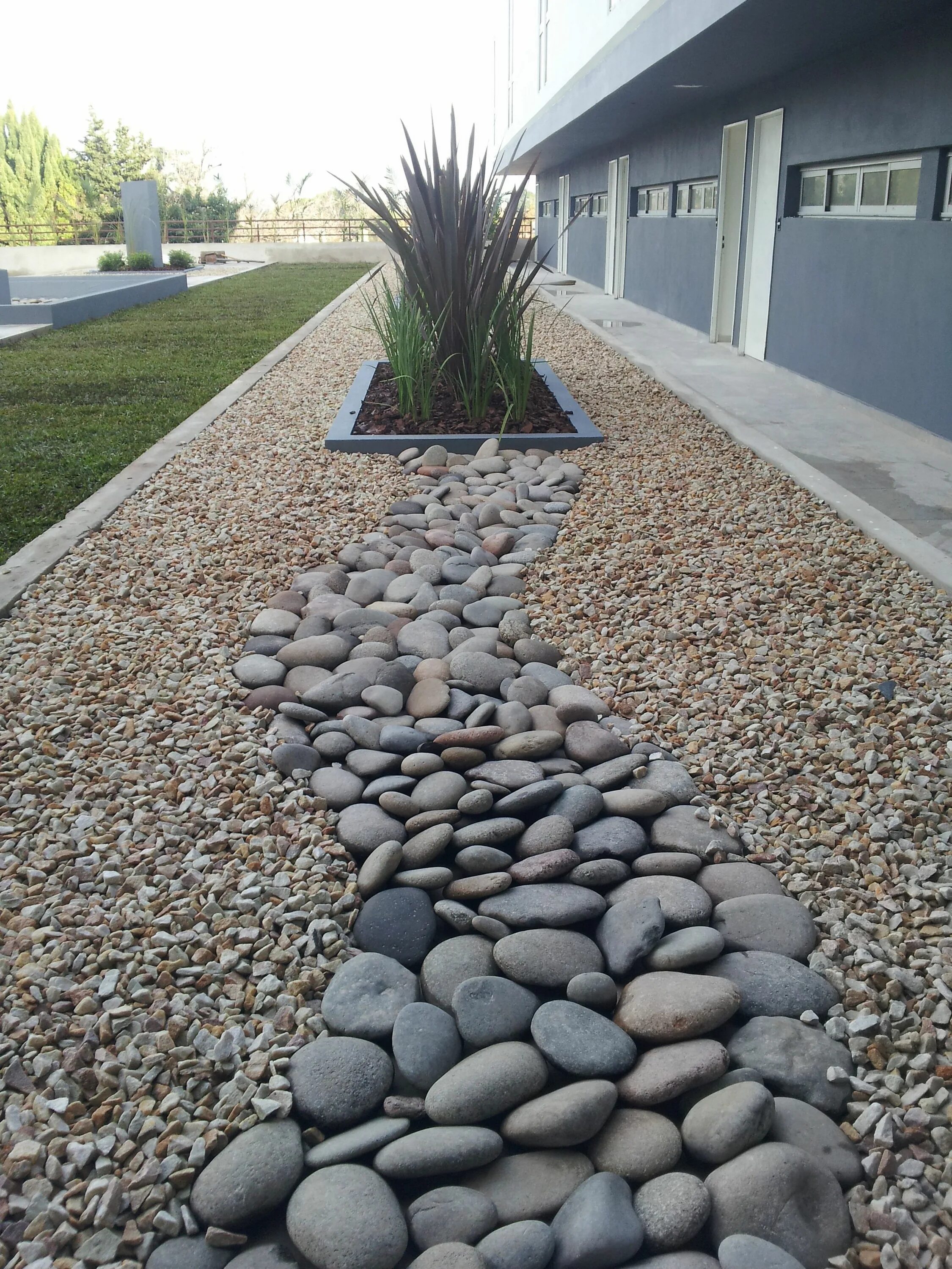 Купить гальку для ландшафтного дизайна Jardín en terraza Garden landscape design, Outdoor gardens design, Front yard ga