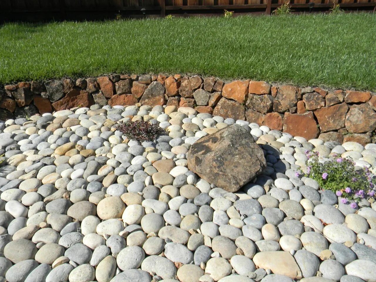 Купить гальку для ландшафтного дизайна This rounded smooth hard surface rock comes from the rivers of the Sierra Nevada