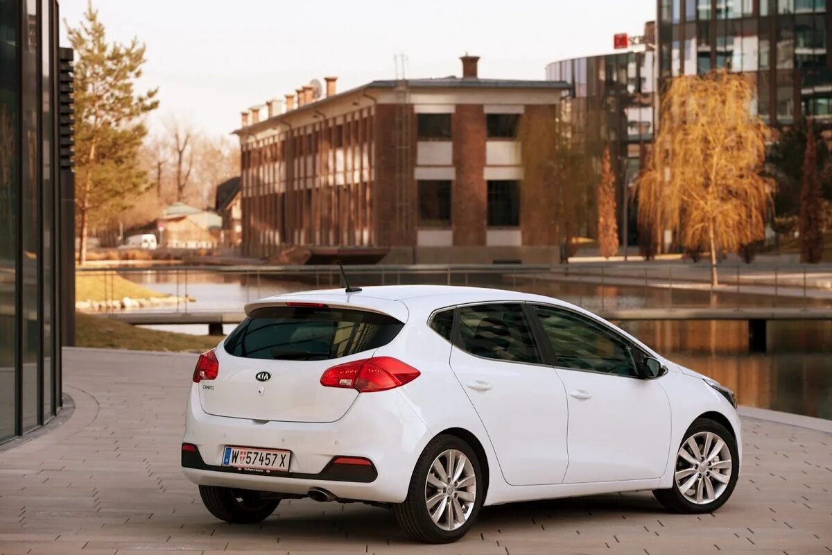 Купить киа сид фото Kia Drops Mega Photo Gallery of 2012 Cee'd Hatchback Carscoops