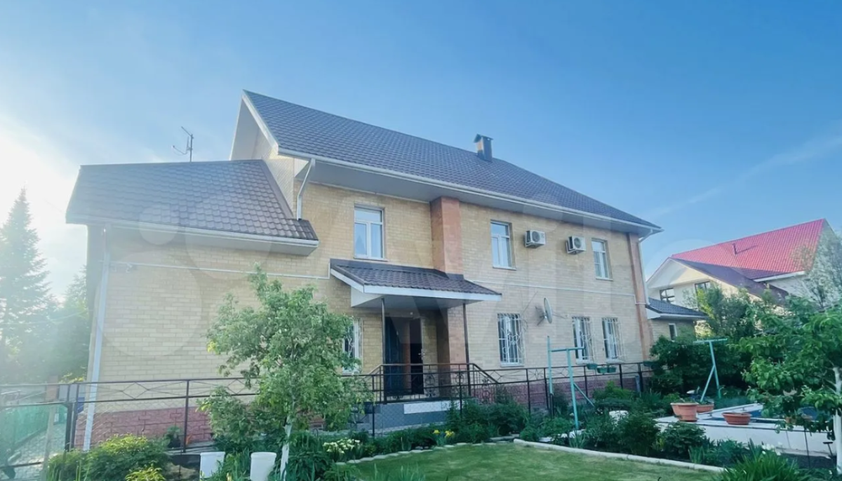 Купить коттедж барнауле фото В Барнауле продают трехэтажный коттедж с двумя прудами и террасой - Толк 08.06.2