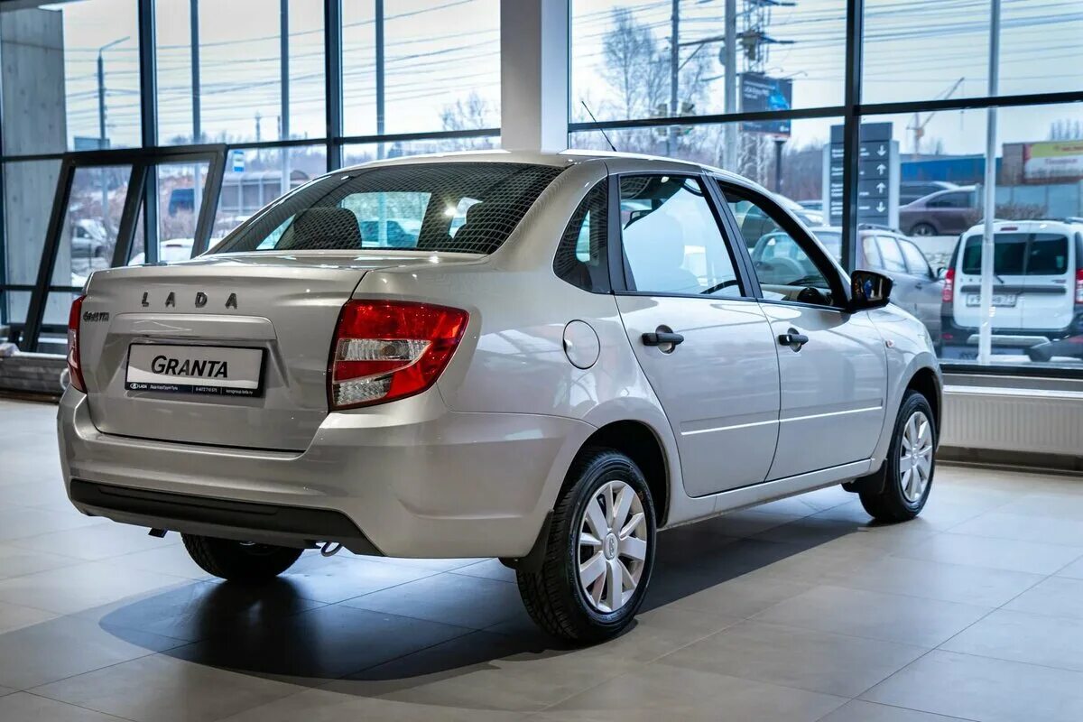 Купить лада гранта фото Покупатели Lada Granta тратят на владение ей более 200 000 в год / iTCrumbs.ru