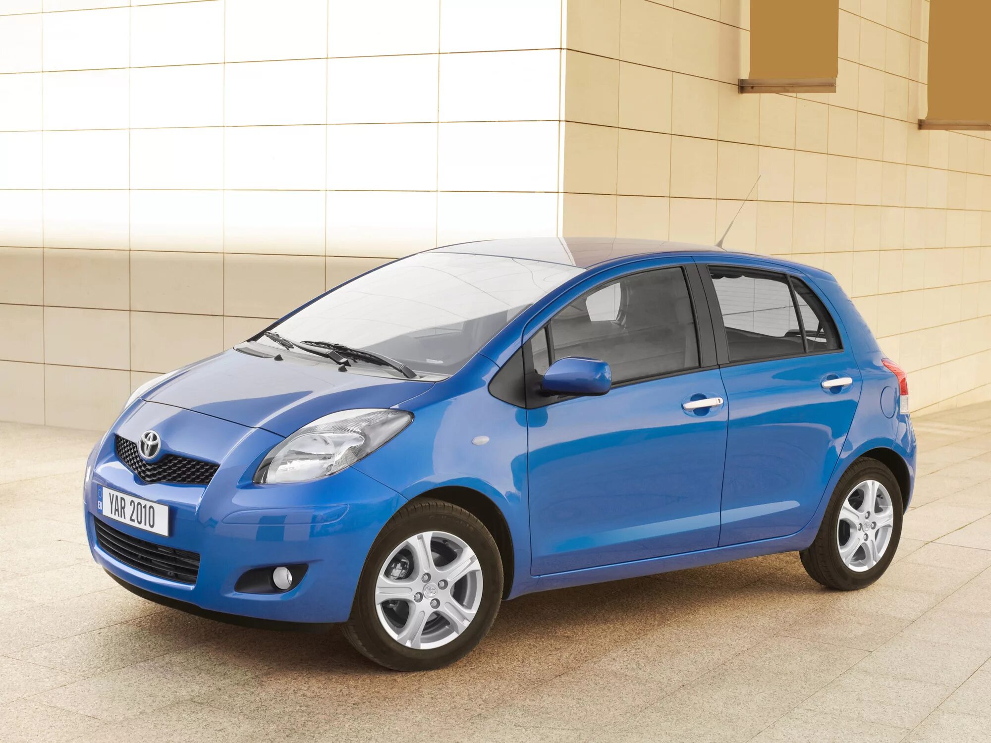 Купить машину автомат фото Toyota Yaris XP9 рестайлинг хетчбэк 5-дв.