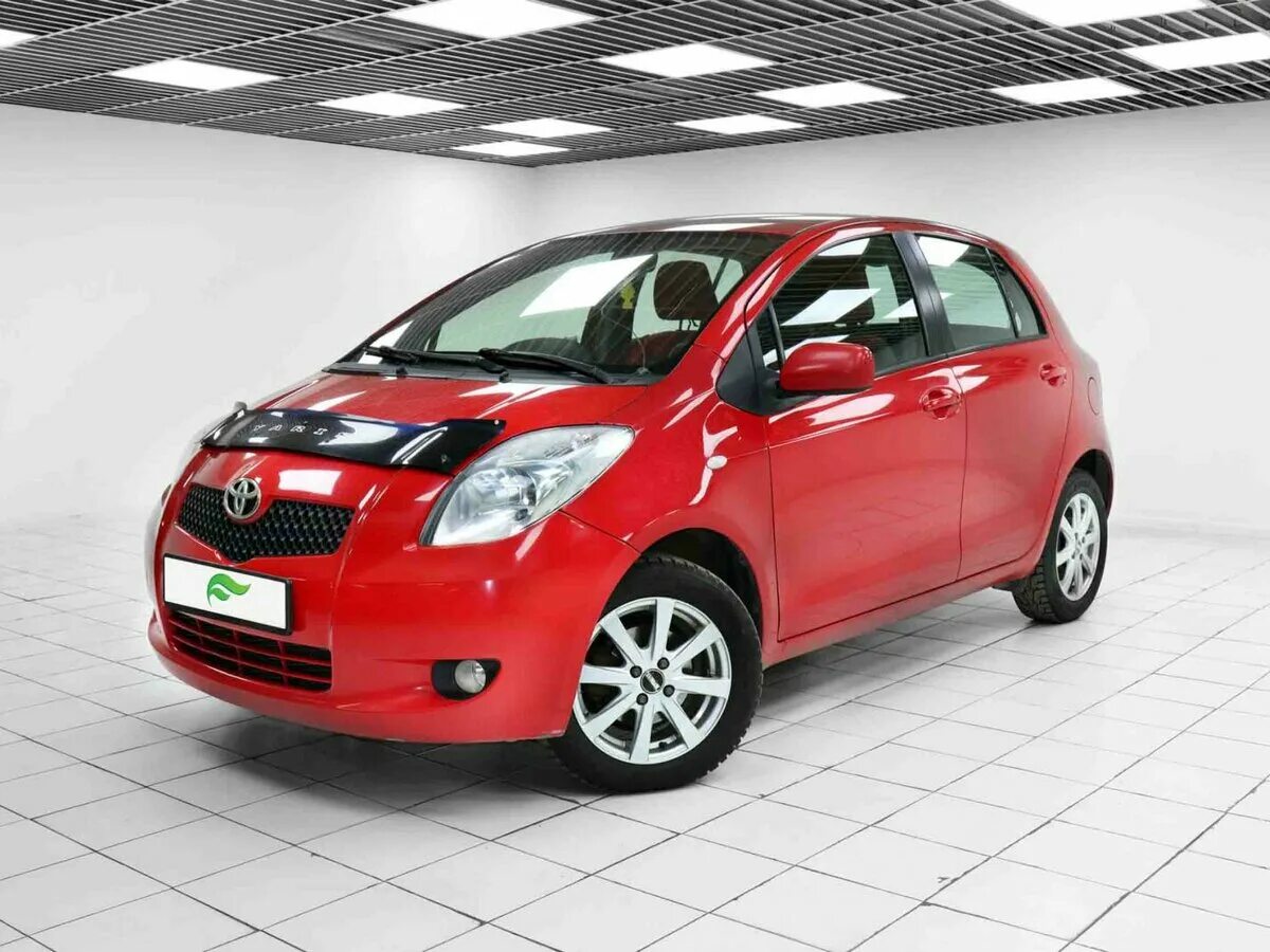 Купить машину б у цена фото Купить б/у Toyota Yaris II 1.3 AT (87 л.с.) бензин автомат в Москве: красный Той