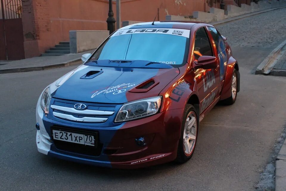Купить на гранту тюнинг Фотосет у гостинницы Тоян Томск - Lada Гранта, 1,6 л, 2013 года фотография DRIVE