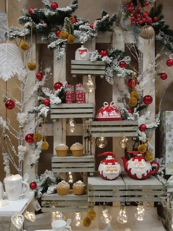 Купить на валдберисе новогодний декор Idee natalizie con pallet e cassette di legno! Ecco 20... Vetrine natalizie, Cas