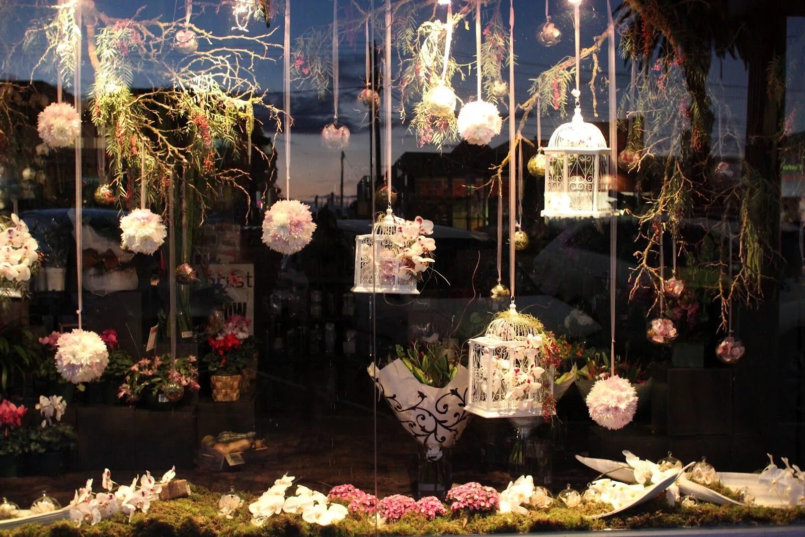 Купить новогодний декор для витрин IMG_9807.JPG 1,600 × 1,067 pixels Florist window display, Spring window display,
