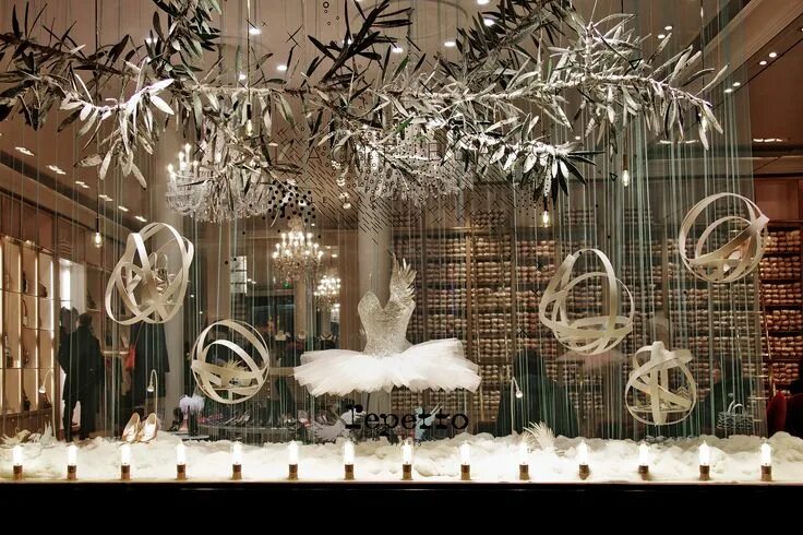 Купить новогодний декор для витрин Repetto's window display for the Holiday Season - Swan Lake #Repetto #RepettoVit