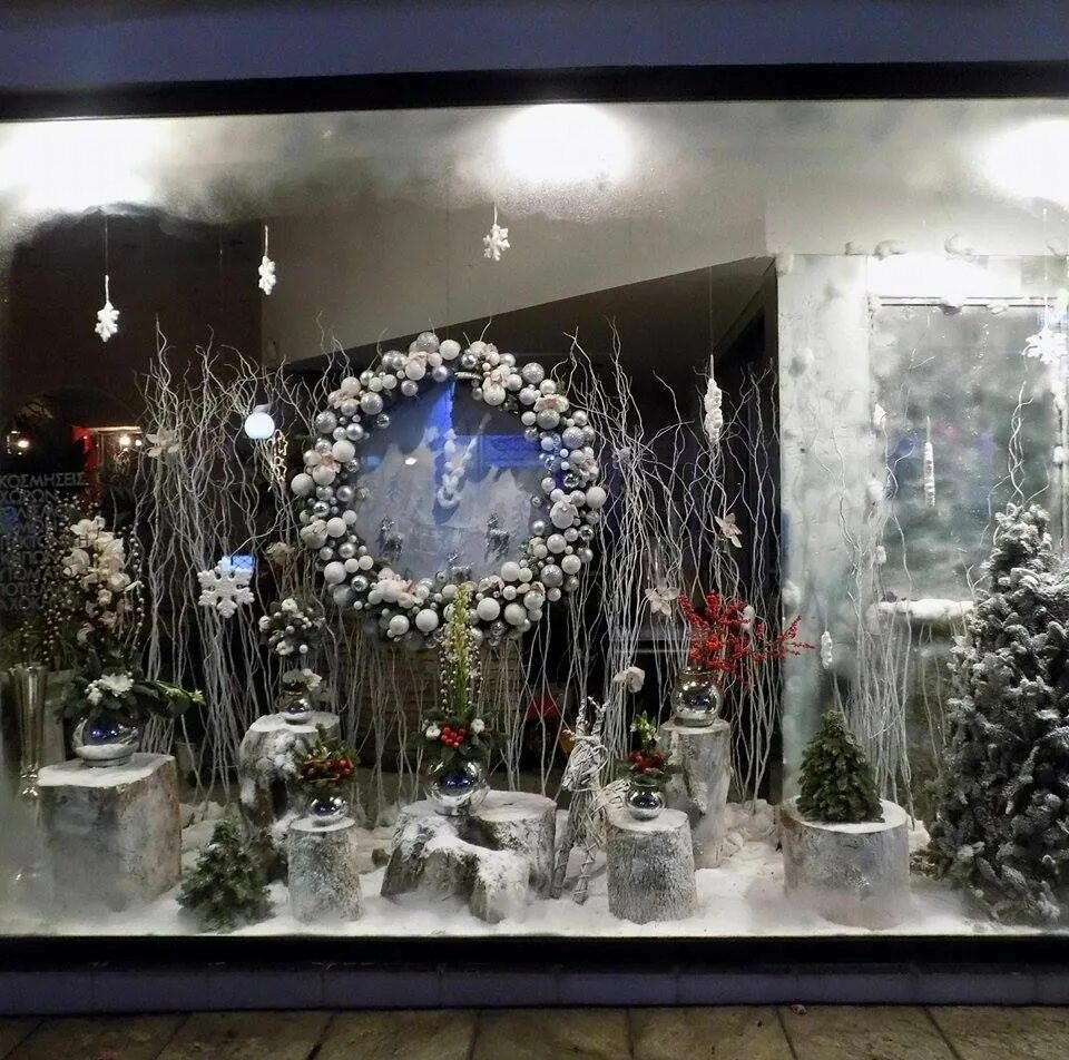 Купить новогодний декор для витрин Design by Costas Perivolarakis Metamorfosi Athens Name of flower shop is Narkiss