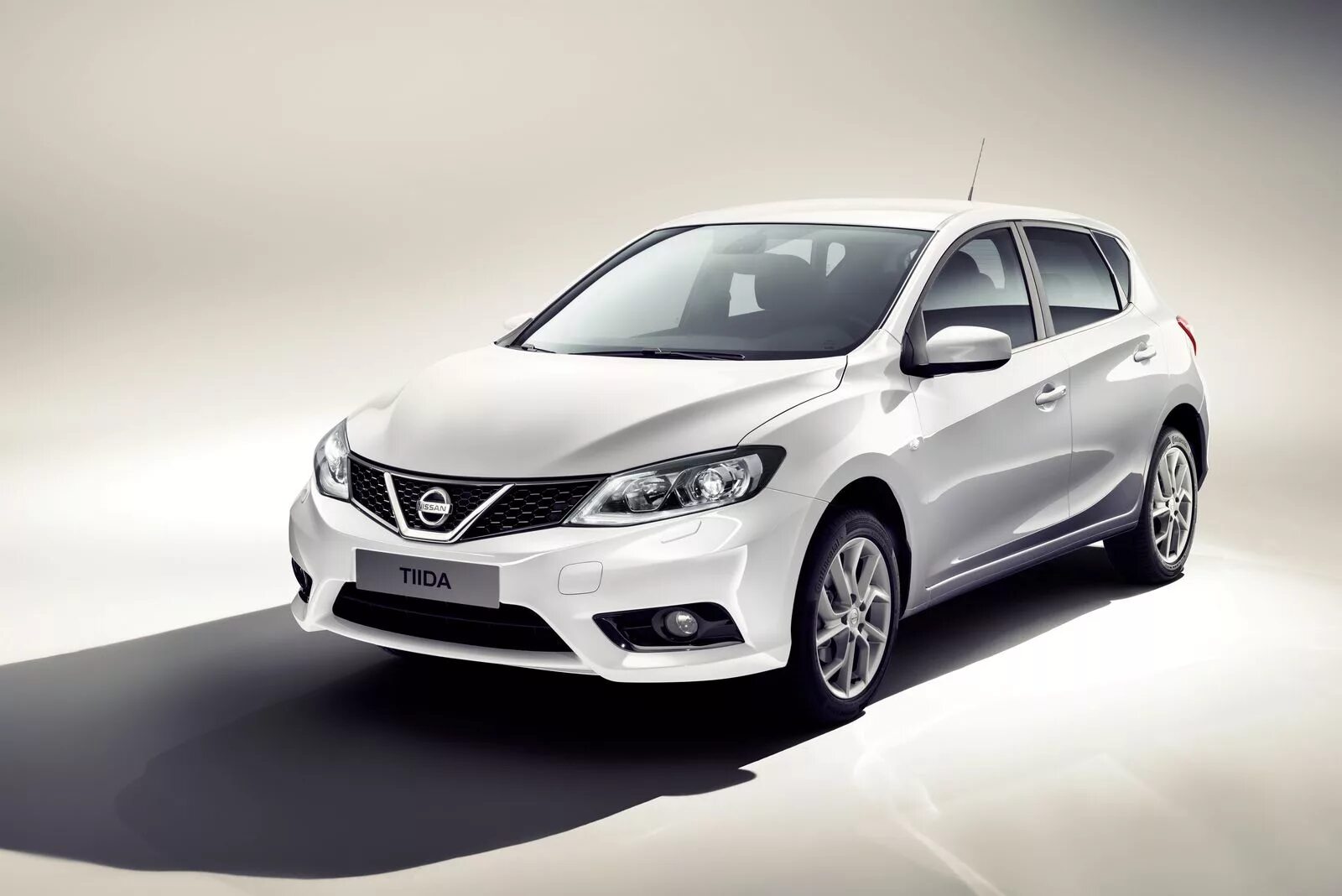 Купить новый ниссан цена фото Новый хэтчбек Nissan Tiida будет дешевле седана Sentra